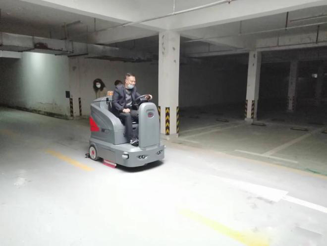 大堂小区物业保洁不用人力改用驾驶式洗地机了